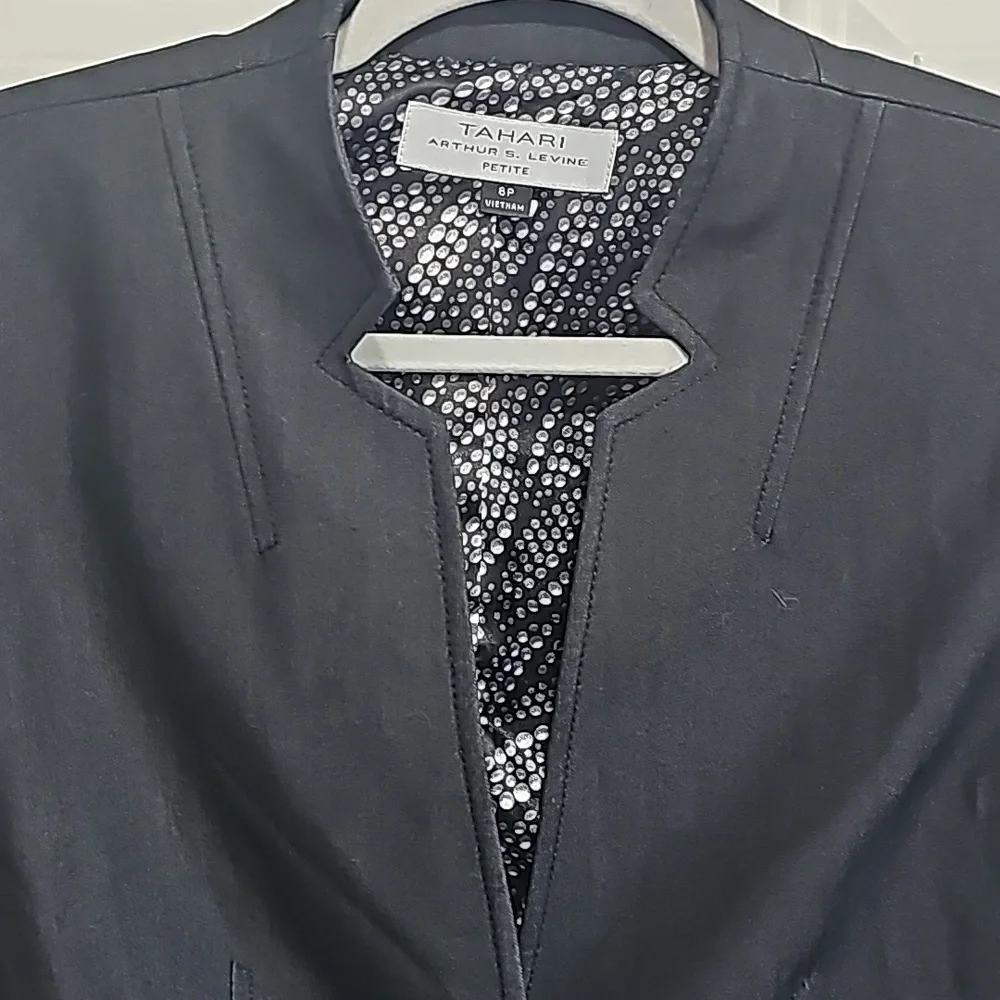 NWOT SUIT COAT CHARCOAL GRAYWITH A SILKY DESIGN INSIDE - Picture 4 of 7